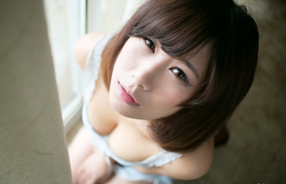 短发小萝莉饱满巨乳迷情眼神触动人心