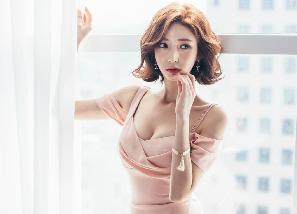 大胸女神私房知性短发极致诱惑写真