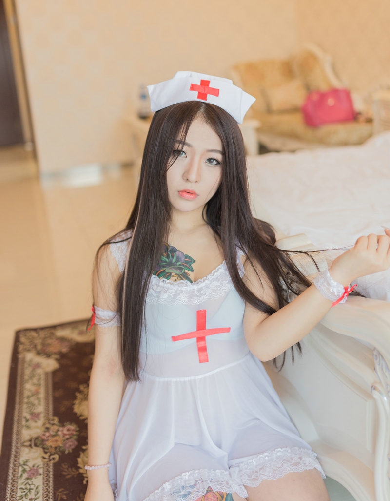 爆乳小护士的纹身私房性感迷人魅力十足
