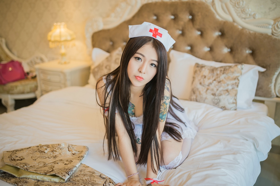 爆乳小护士的纹身私房性感迷人魅力十足