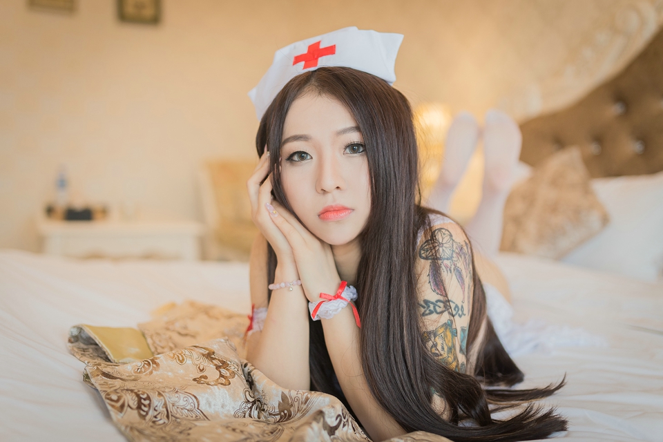 爆乳小护士的纹身私房性感迷人魅力十足