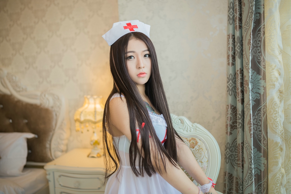爆乳小护士的纹身私房性感迷人魅力十足