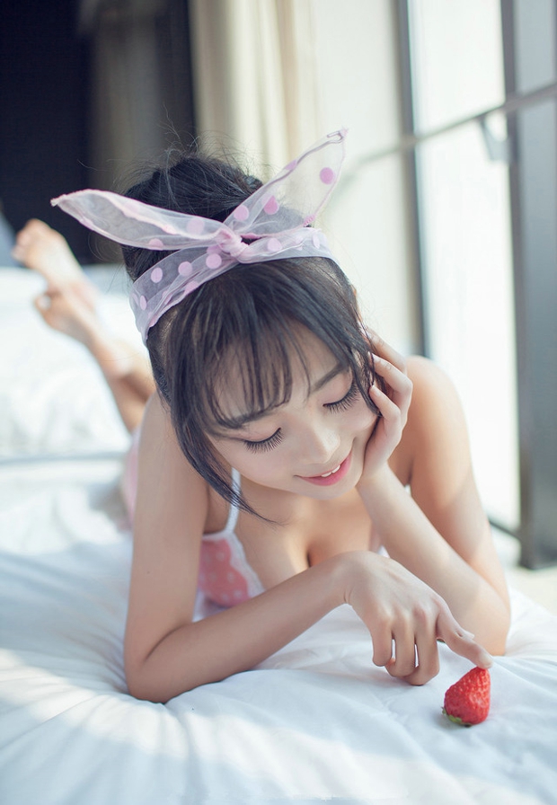 性感可爱俏皮草莓女孩私房清新写真