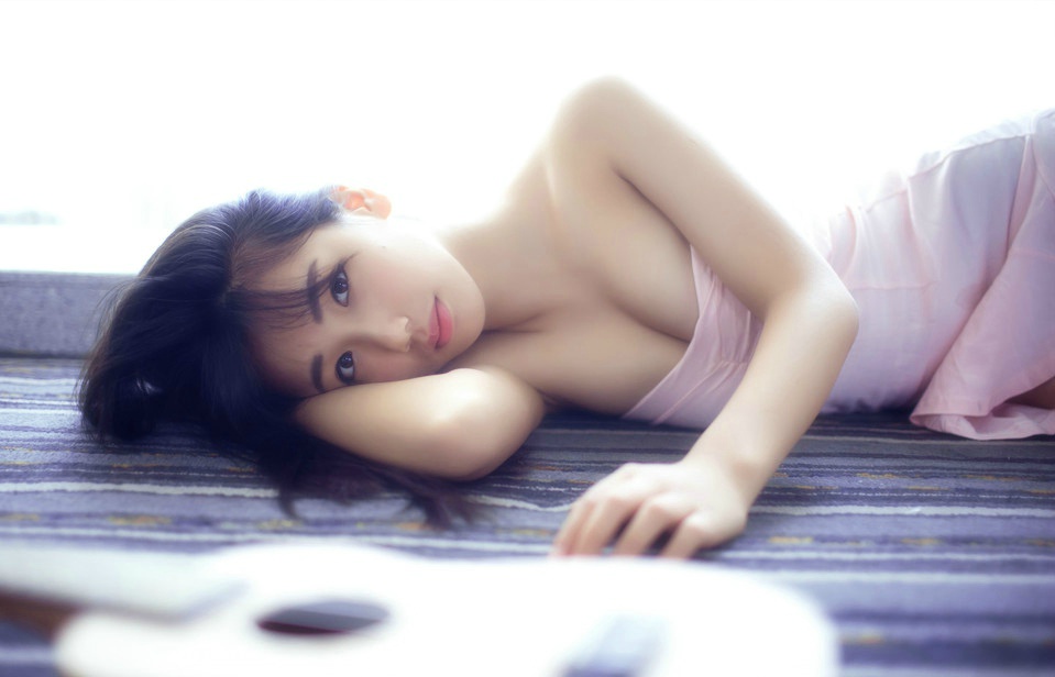 养眼文艺清纯妹纸私房性感吉他阳光写真