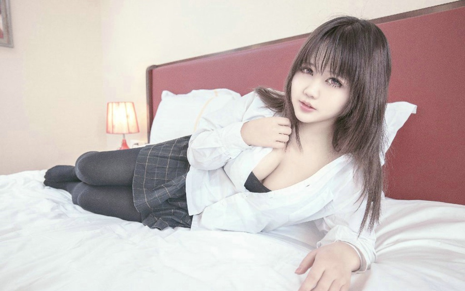 大眼呆萌巨乳校花私房床照妩媚写真
