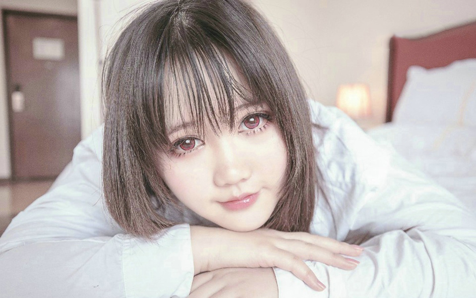 大眼呆萌巨乳校花私房床照妩媚写真