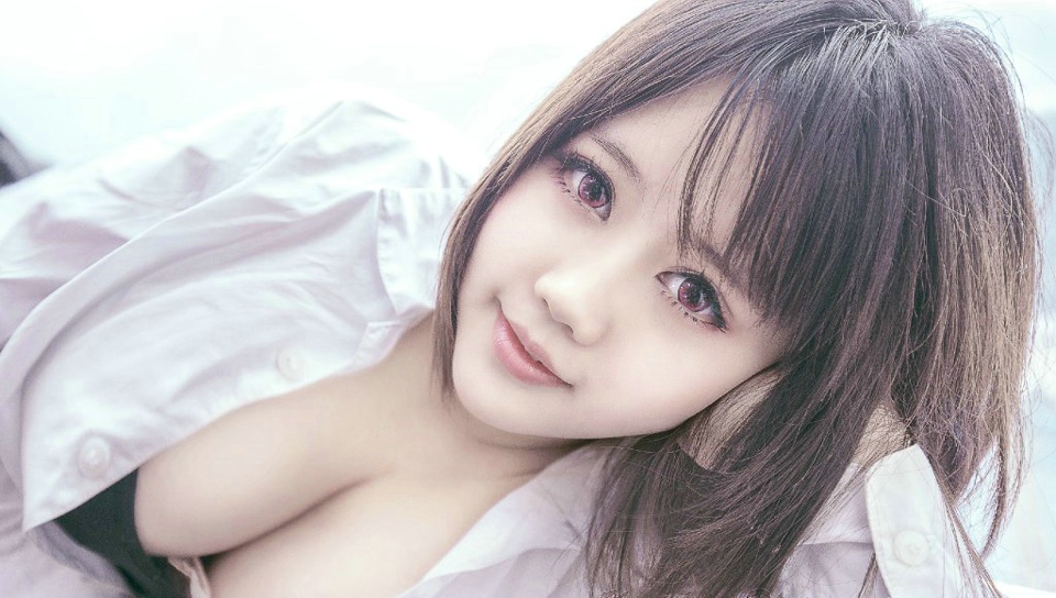大眼呆萌巨乳校花私房床照妩媚写真