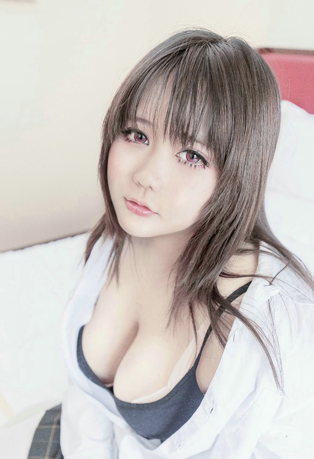 大眼呆萌巨乳校花私房床照妩媚写真