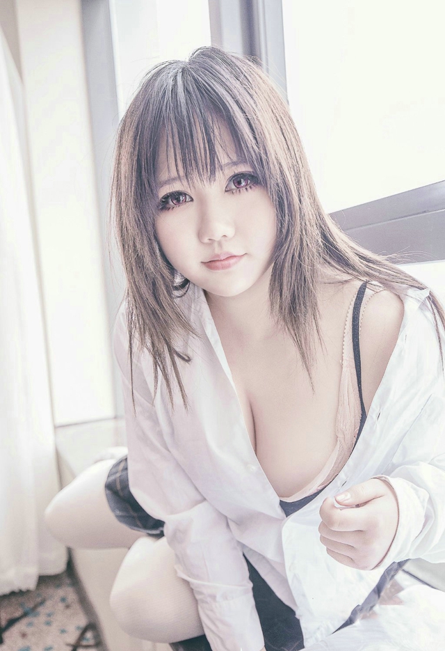 大眼呆萌巨乳校花私房床照妩媚写真