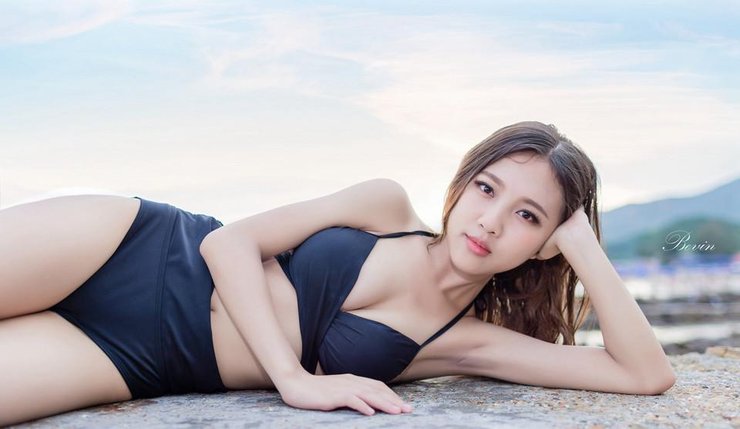 溪水边的性感黑色比基尼美女白皙风韵诱惑动人