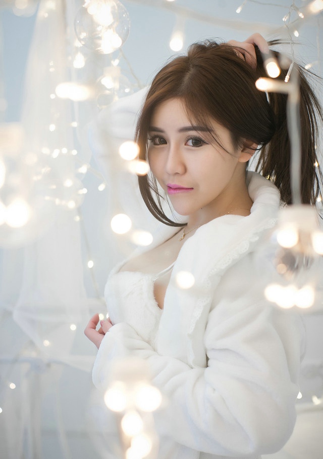 性感美女尤物私房睡衣巨乳俏皮写真诱惑