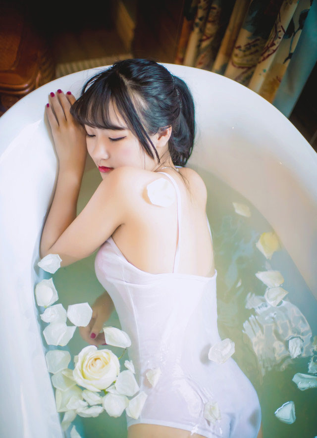 齐刘海美女吊带内衣花瓣浴性感写真
