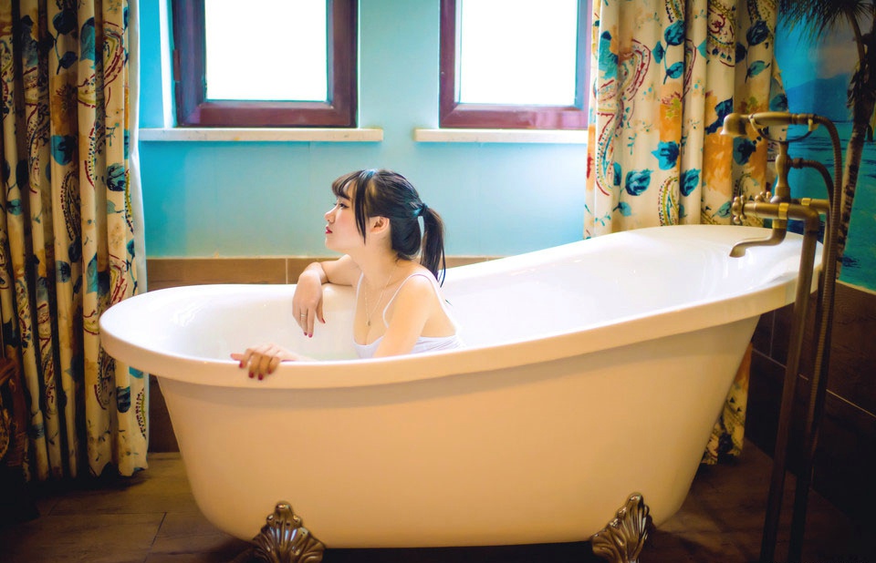 齐刘海美女吊带内衣花瓣浴性感写真
