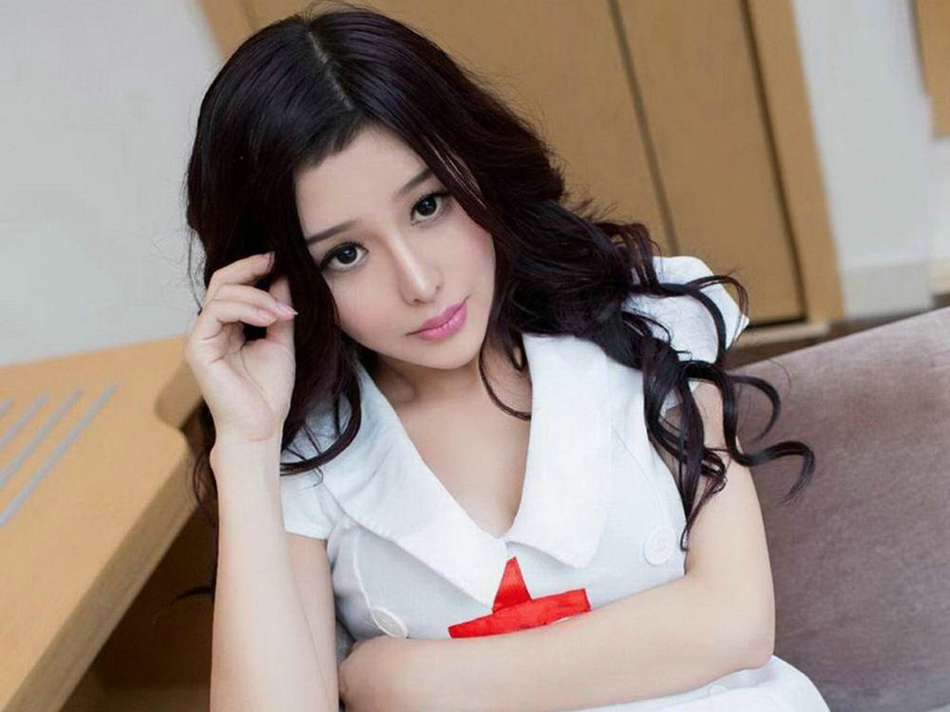 性感卷发护士服美女迷情诱惑魅力动人