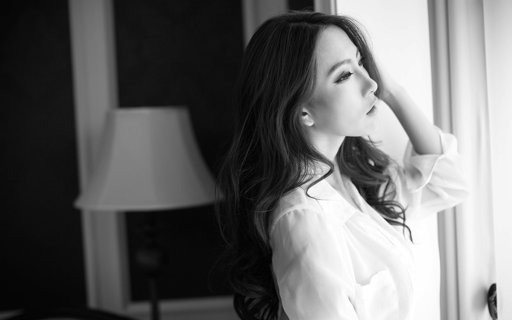 雪白乳房开胸薄纱美女极致性感诱惑