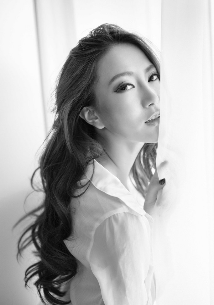 雪白乳房开胸薄纱美女极致性感诱惑