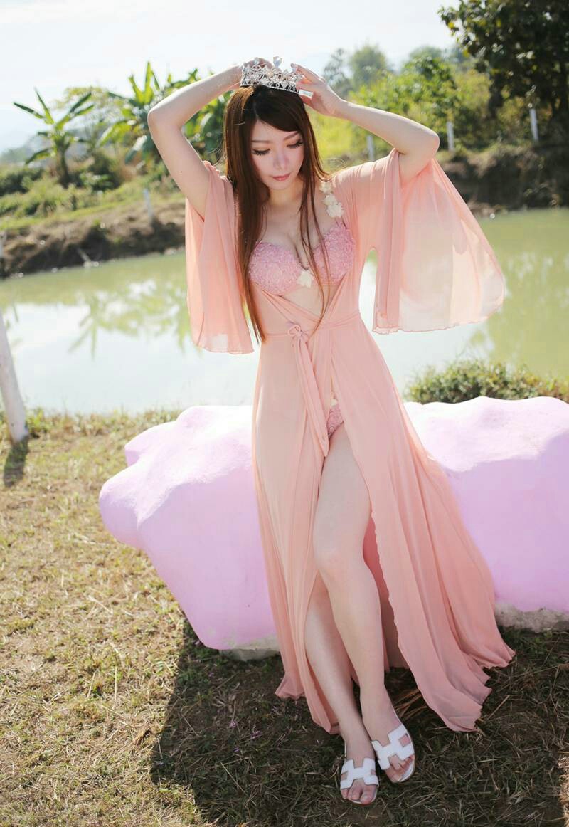 阳光气质美女透明粉红薄纱装性感诱惑很迷人