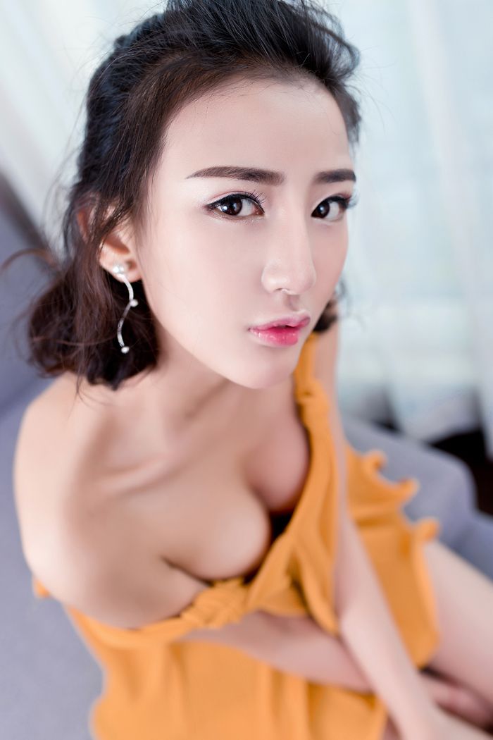 气质妖艳的狐狸妹子小露乳沟俘获众生