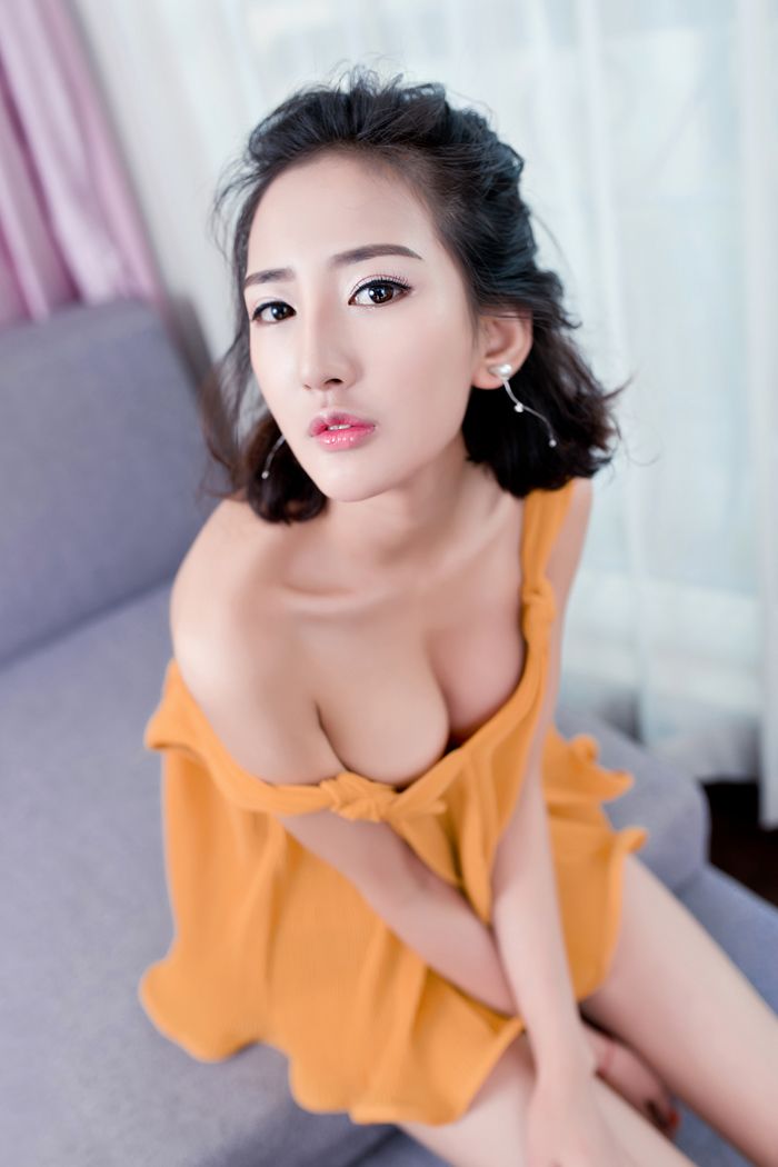 气质妖艳的狐狸妹子小露乳沟俘获众生