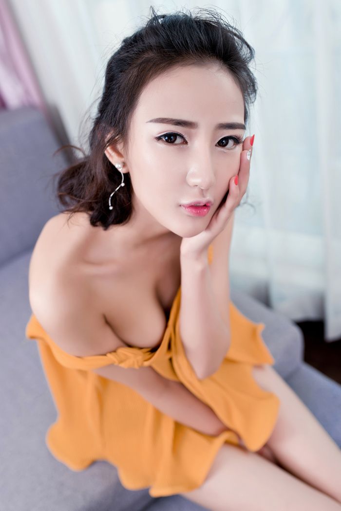 气质妖艳的狐狸妹子小露乳沟俘获众生