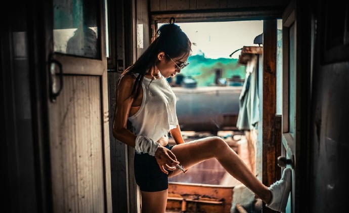 满身油污的性感露脐美女气质勃发阳光照人