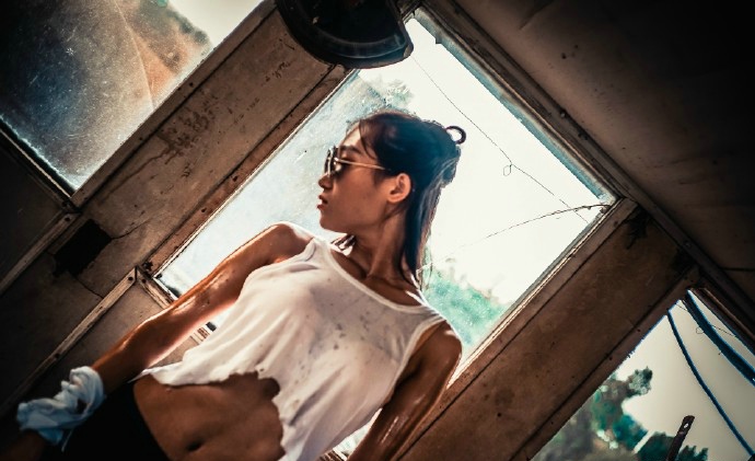 满身油污的性感露脐美女气质勃发阳光照人