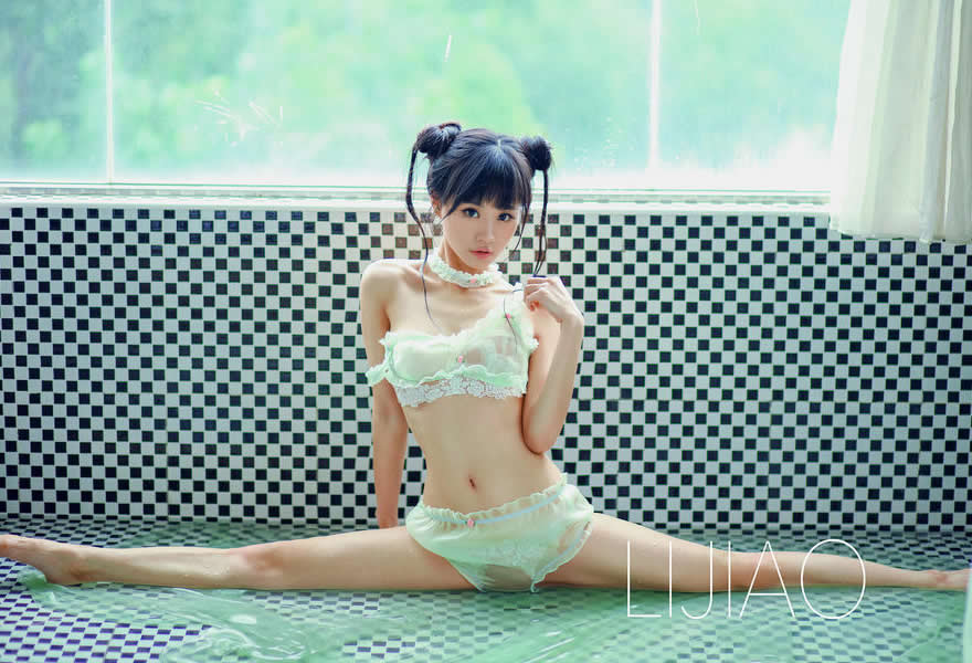 浴室里的美少女会跨一字马