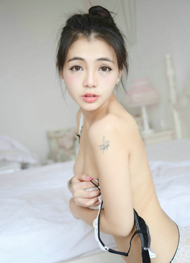 俏皮甜心性感少女私房内衣温馨写真