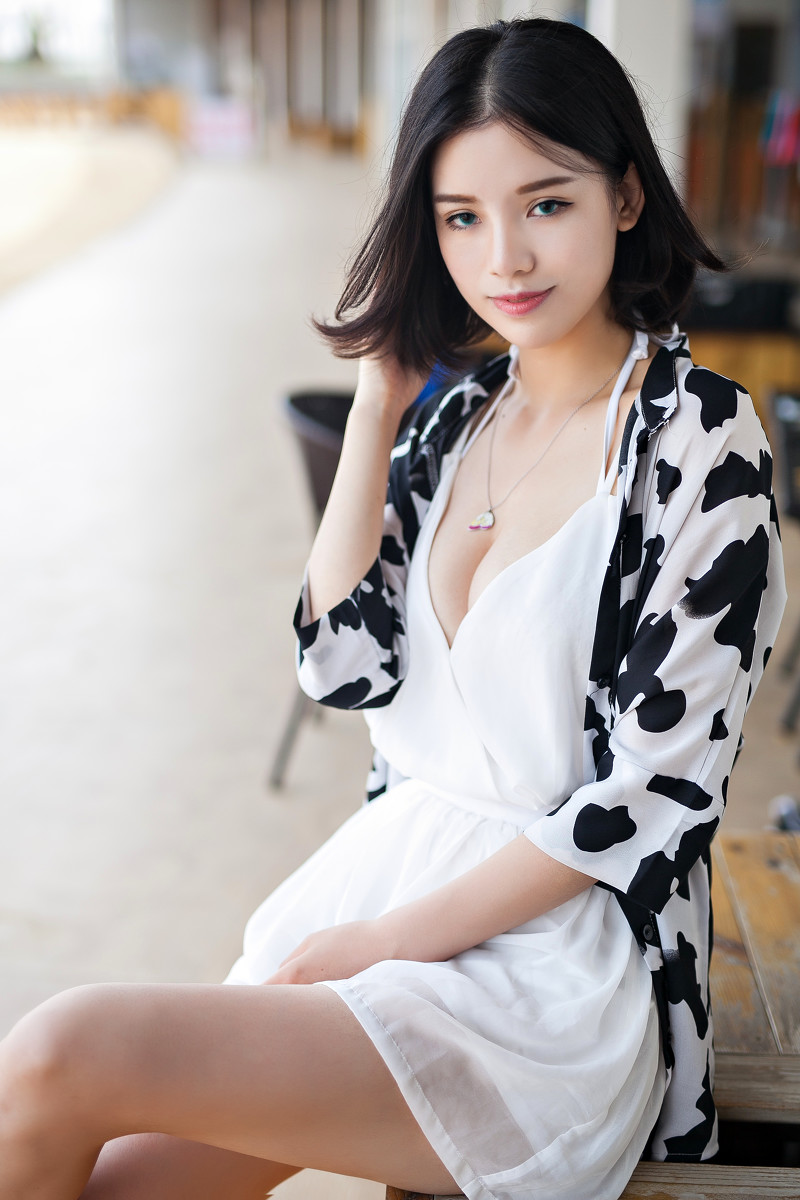 野性十足的美胸美女大秀雪白性感胸脯