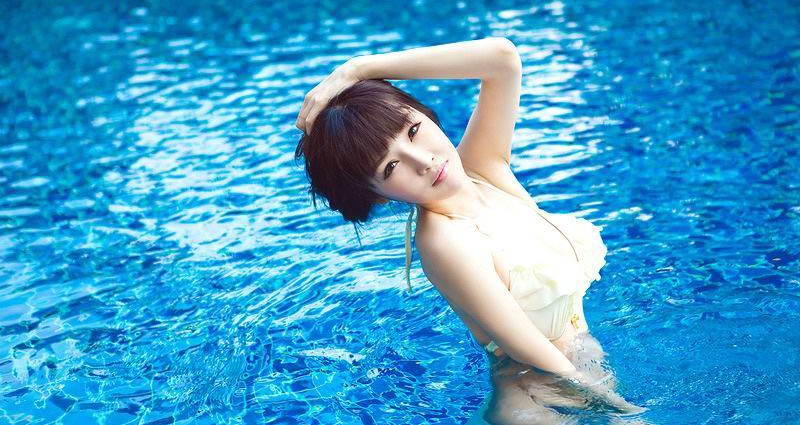 白净靓丽巨乳少女比基尼湿身泳池清凉写真