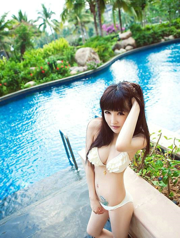 白净靓丽巨乳少女比基尼湿身泳池清凉写真