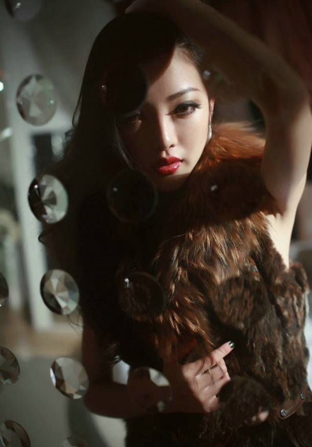 气质性感红唇美女风韵诱惑令人折服