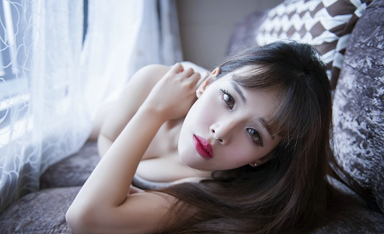 性感的红唇美女午后温馨内衣诱惑写真