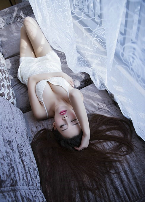 性感的红唇美女午后温馨内衣诱惑写真