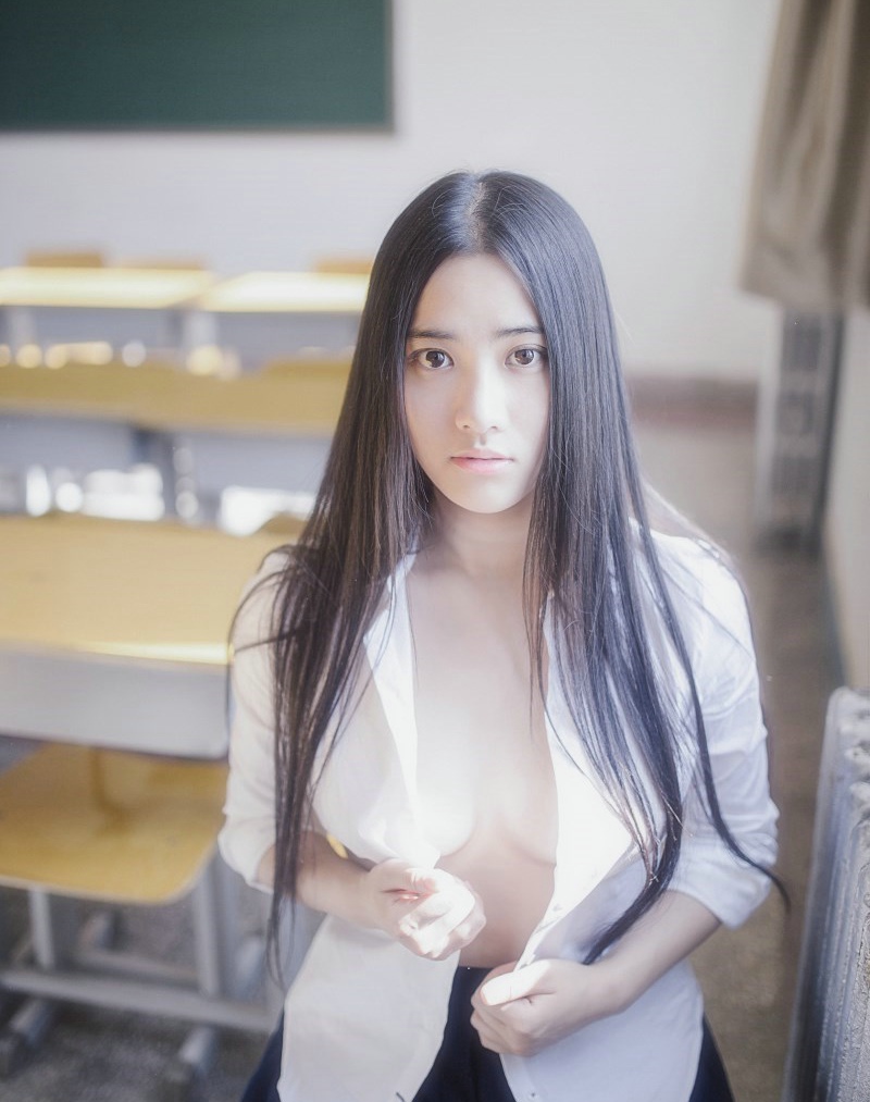 阳光之下的教室与17岁性感少女的日常