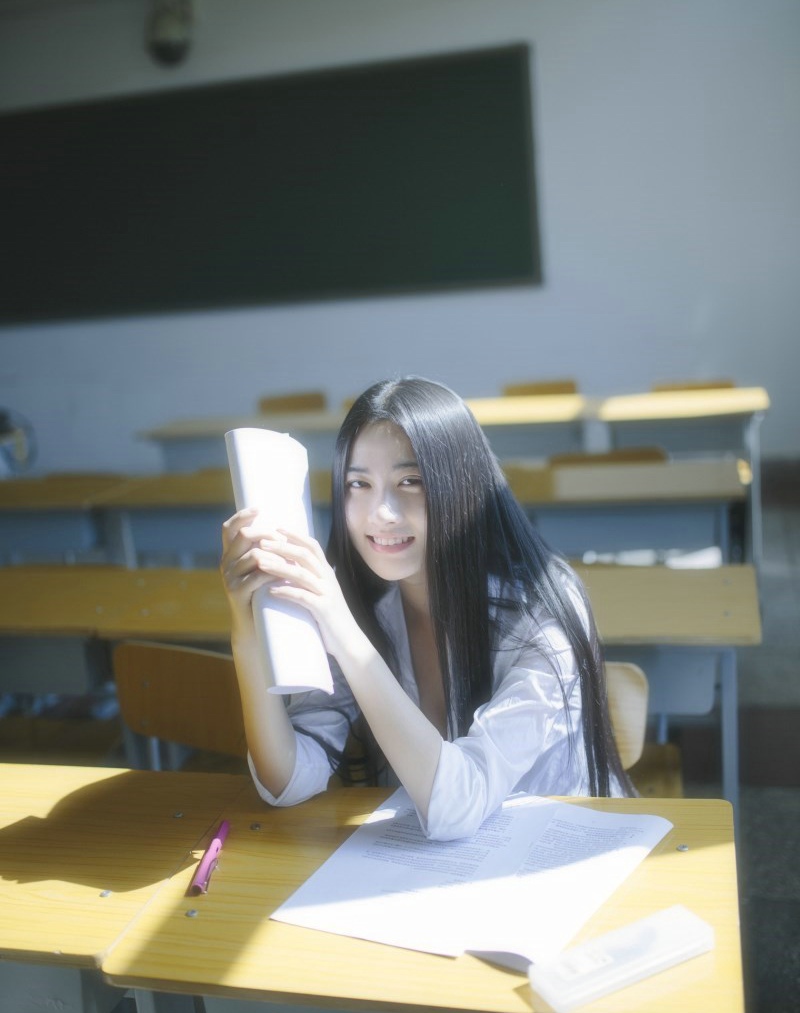 阳光之下的教室与17岁性感少女的日常
