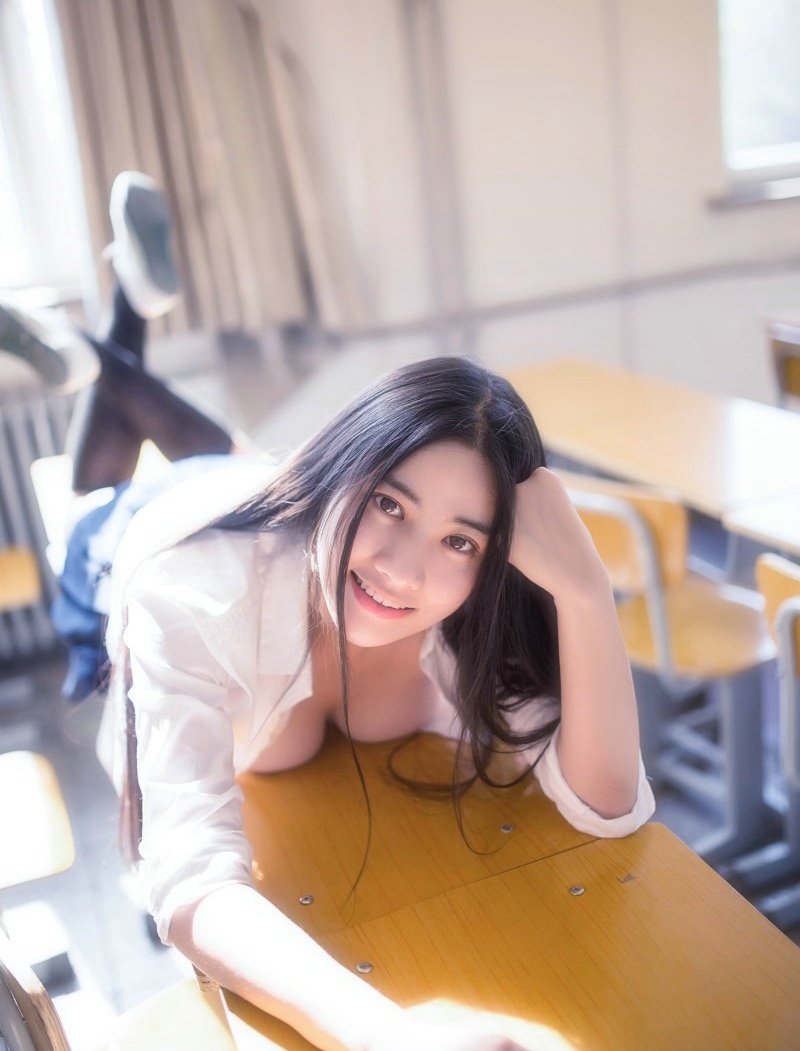 阳光之下的教室与17岁性感少女的日常