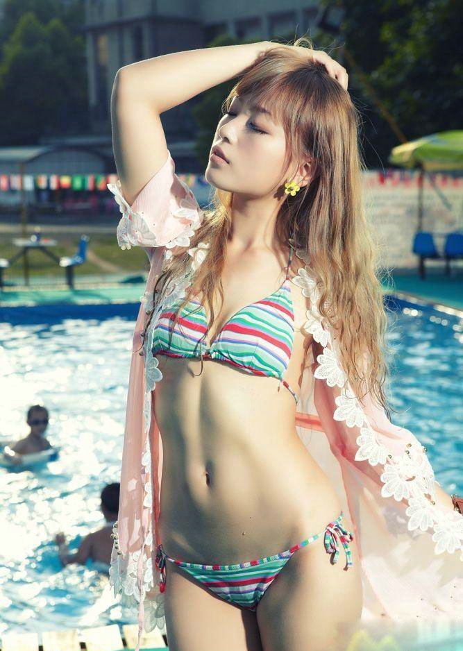 泳池湿身比基尼美女露脐性感风韵诱人