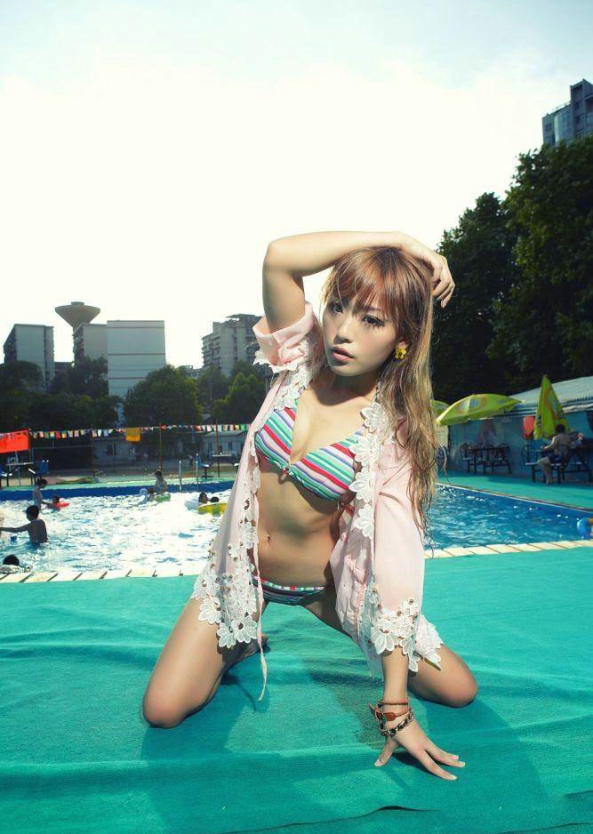 泳池湿身比基尼美女露脐性感风韵诱人