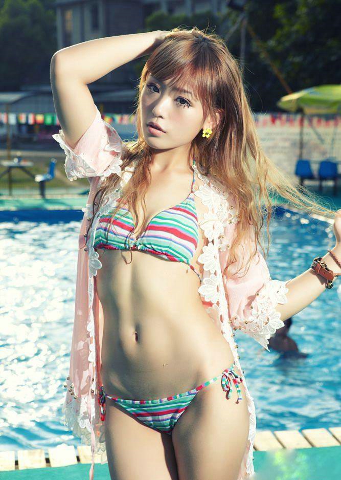 泳池湿身比基尼美女露脐性感风韵诱人