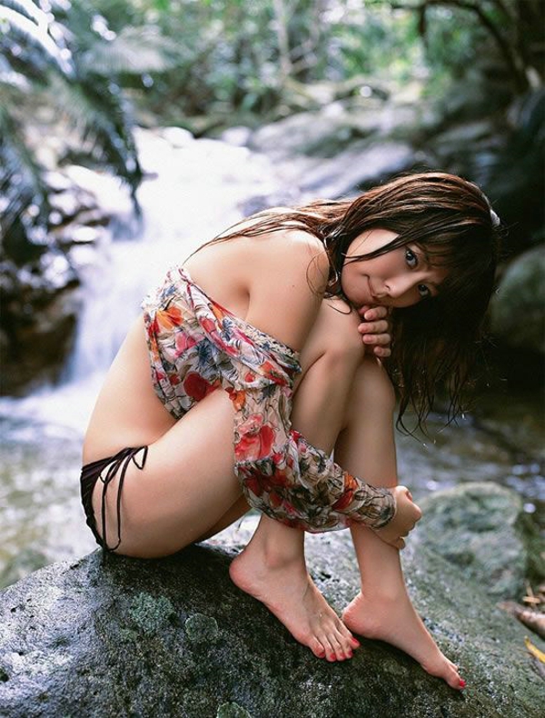 清新户外性感女神比基尼戏水湿身甜美迷人