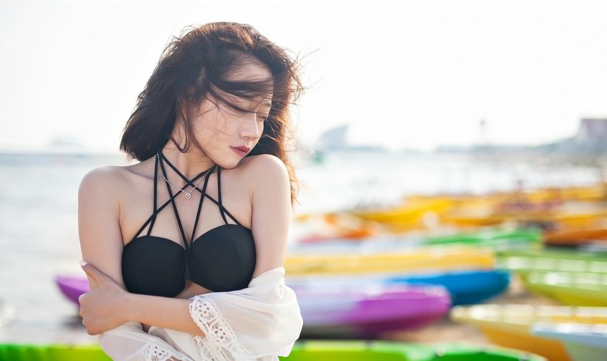 内衣御姐户外阳光写真露脐美腰诱惑十足