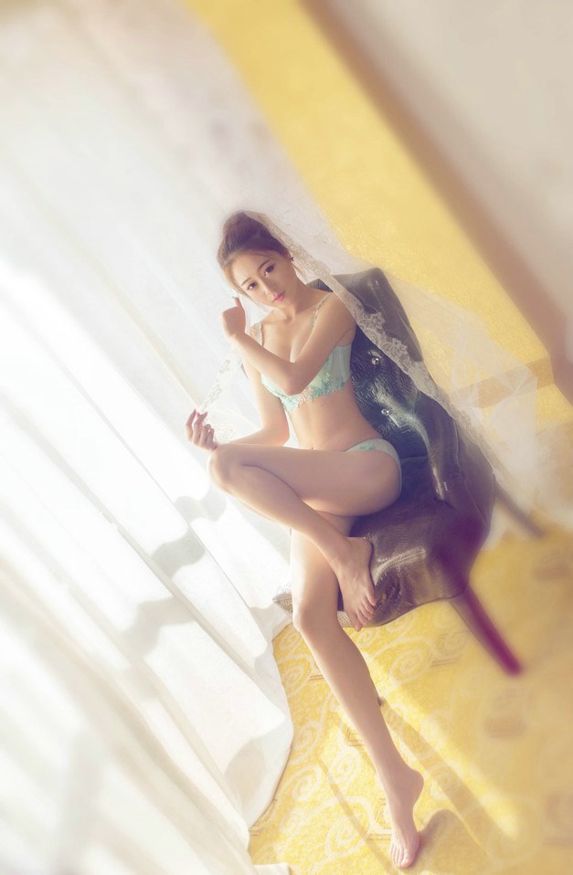 漂亮美女性感内衣甜蜜香肩撩人写真