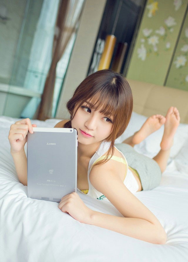 可爱俏皮的性感眼镜小猫女为产品代言写真