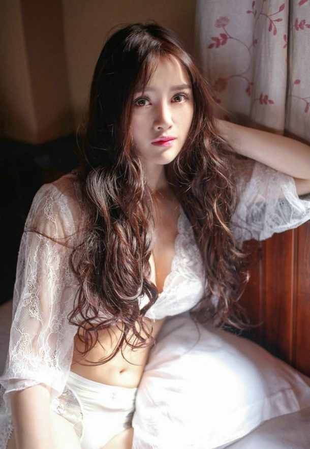 可爱卷发少女性感阳光的居家生活