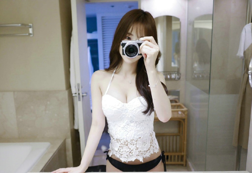 爱摄影的美胸少女白皙可爱的生活点滴