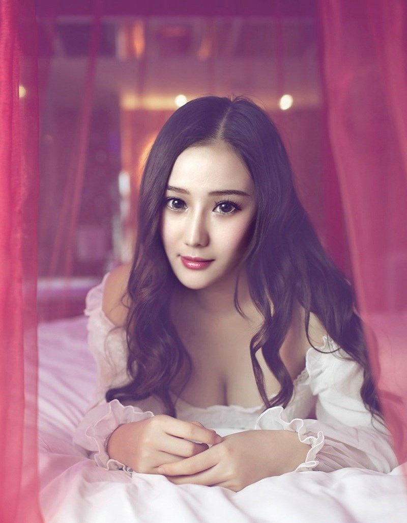 甜美少女红唇艳丽双眸热情似火养眼写真