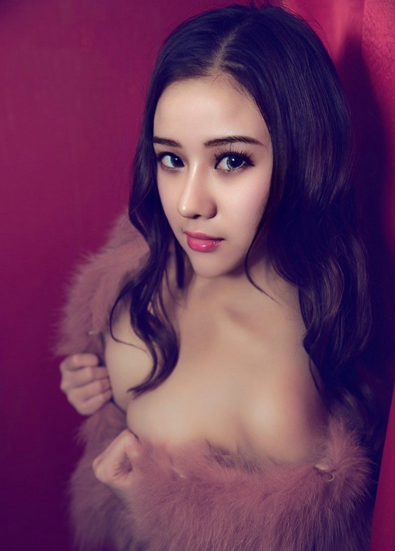 甜美少女红唇艳丽双眸热情似火养眼写真