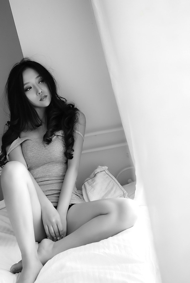 居家小美女红唇微乳高挑翘臀靓丽写真
