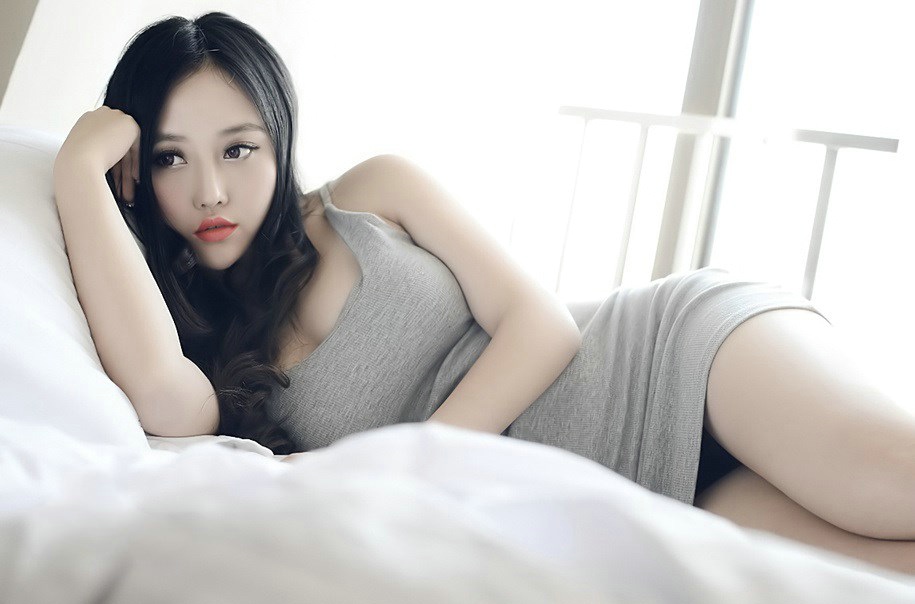 居家小美女红唇微乳高挑翘臀靓丽写真